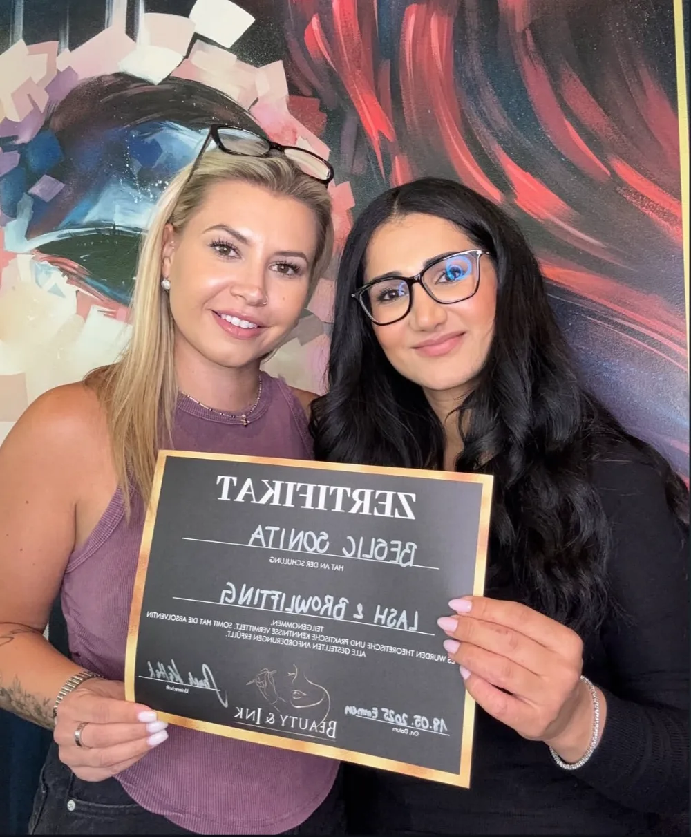 Sanela Kaltak mit einer Absolventin und ihrem Zertifikat