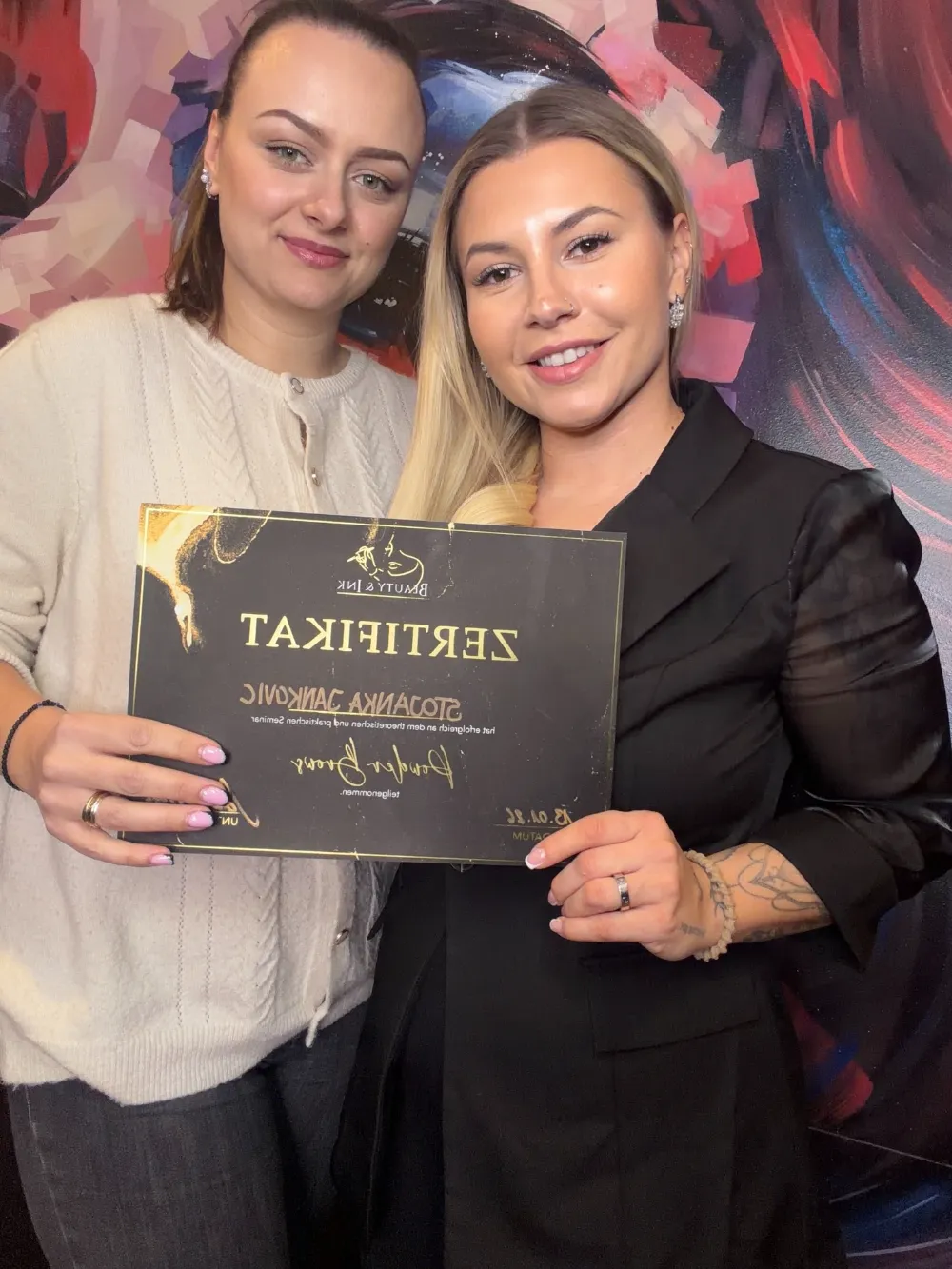 Sanela Kaltak mit einer Absolventin und ihrem Zertifikat