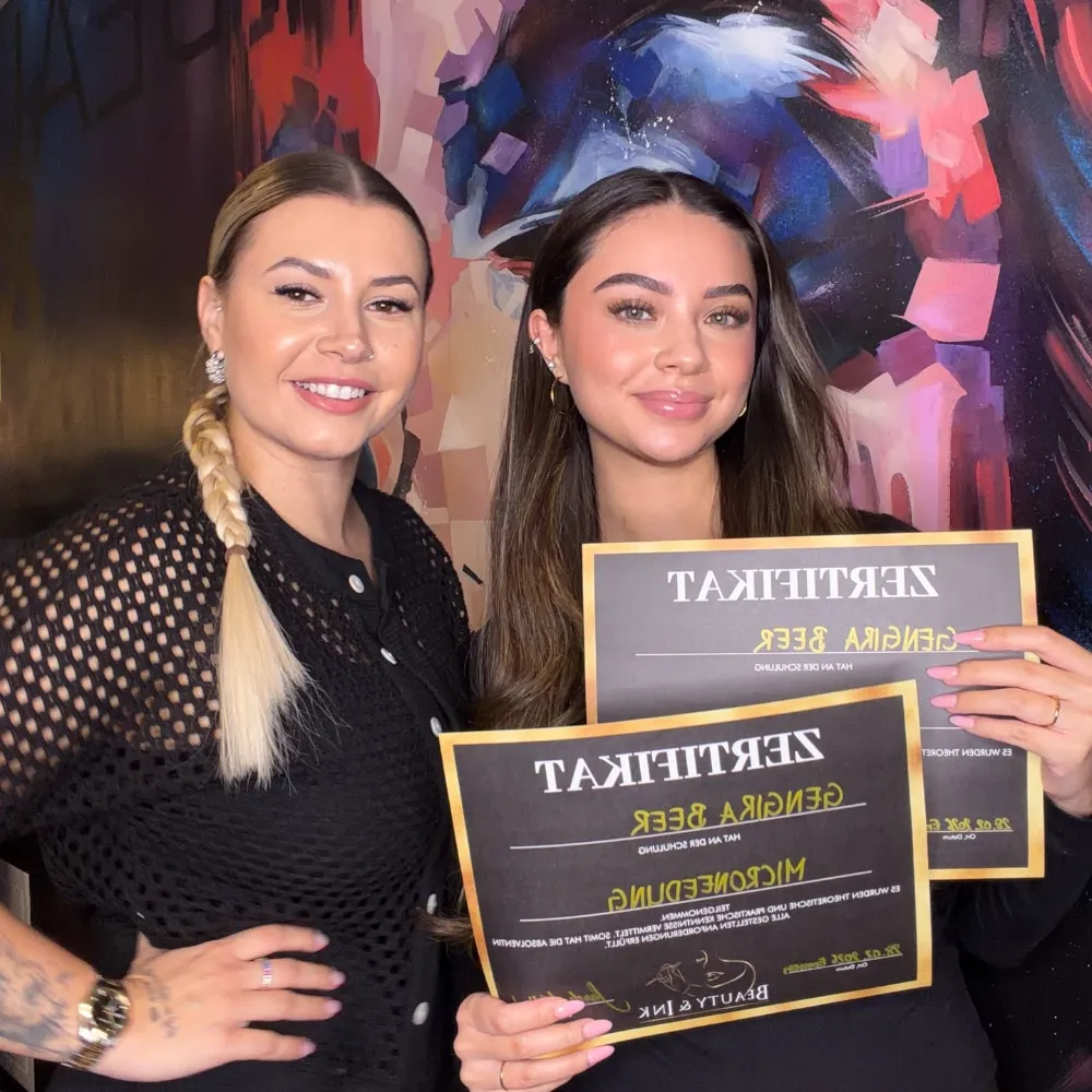 Sanela Kaltak mit einer Absolventin und ihrem Zertifikat