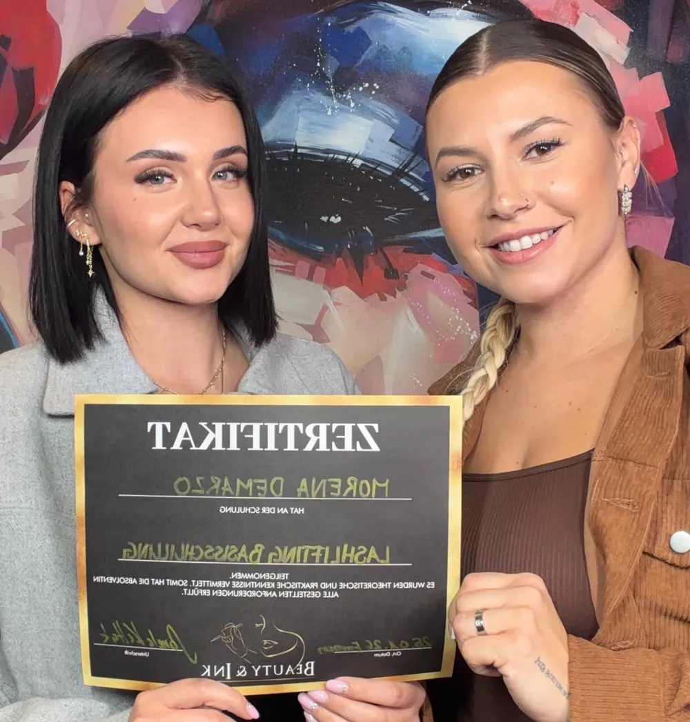 Sanela Kaltak mit einer Absolventin und ihrem Zertifikat