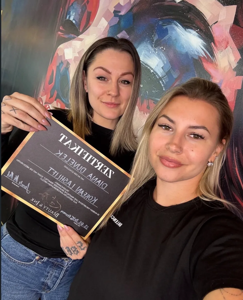 Sanela Kaltak mit einer Absolventin und ihrem Zertifikat