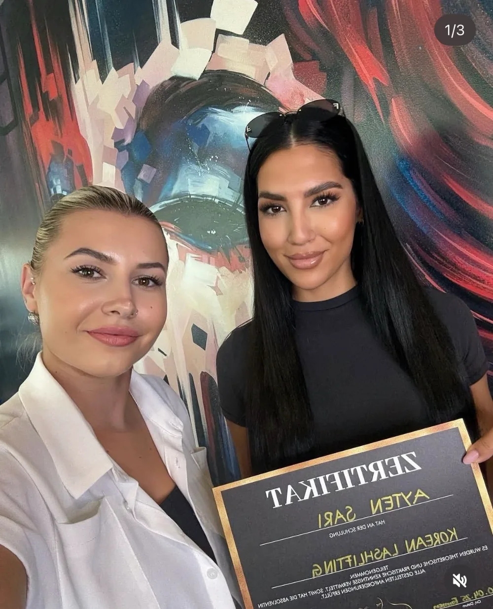 Sanela Kaltak mit einer Absolventin und ihrem Zertifikat