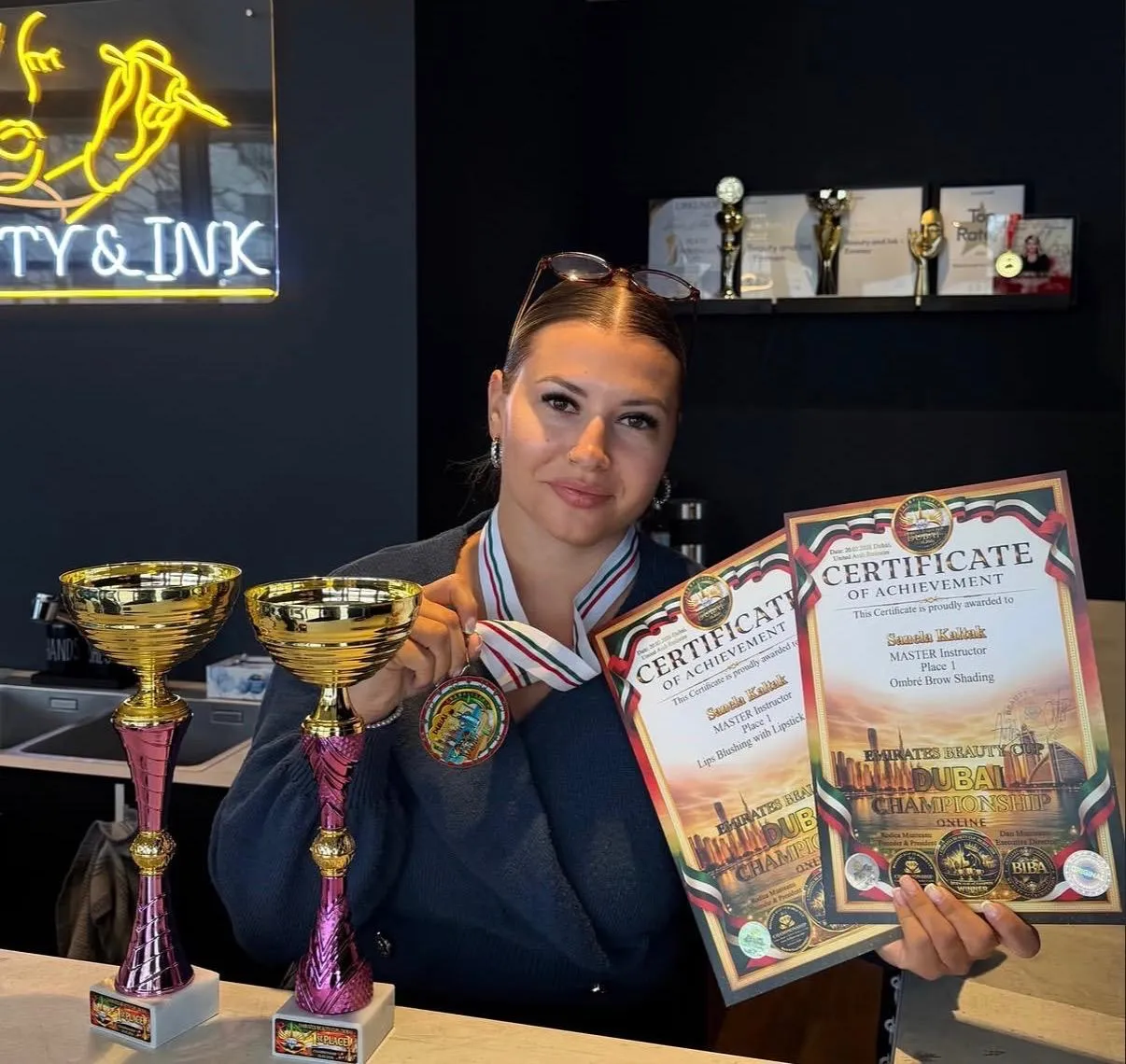 Sanela Kaltak mit Pokalen, Medaille und Urkunden der Emirates Beauty Cup Dubai Championship